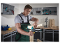 Muž v dílně používá svěrku Wolfcraft k spojení dřevěných dílů.