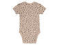 Béžový overal pro miminko s modrými puntíky.