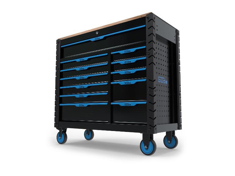 Černý kovový nářaďový vozík Güde s modrými zásuvkami na kolečkách.