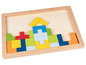 Dřevěná puzzle s barevnými kostkami v dřevěném rámu.