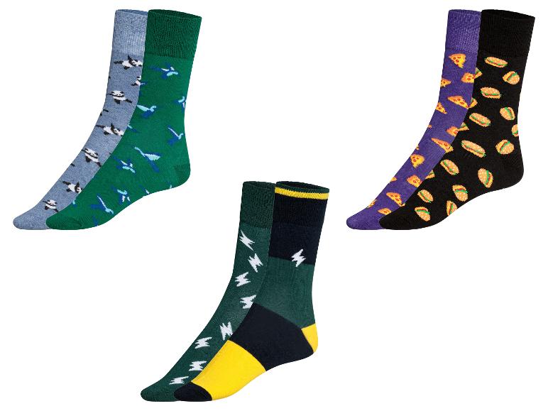 Pár ponožek s potiskem pizzy a hamburgerů, pár s ptáky a pár s pruhy.