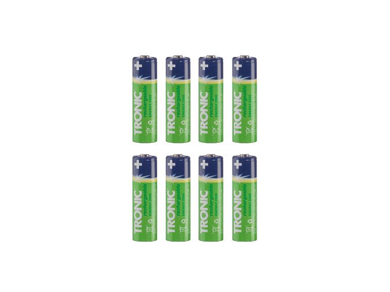 Osm zelených a modrých dobíjecích AA baterií TRONIC, 2500 mAh, uspořádaných ve dvou řadách.