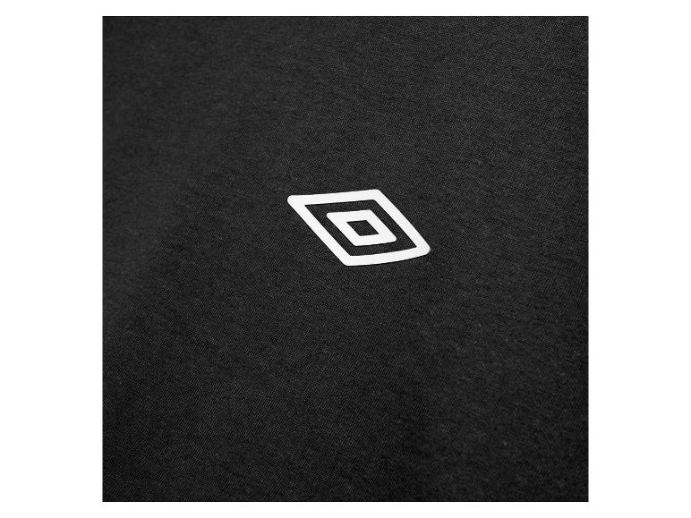Černé tričko s minimalistickým logem.