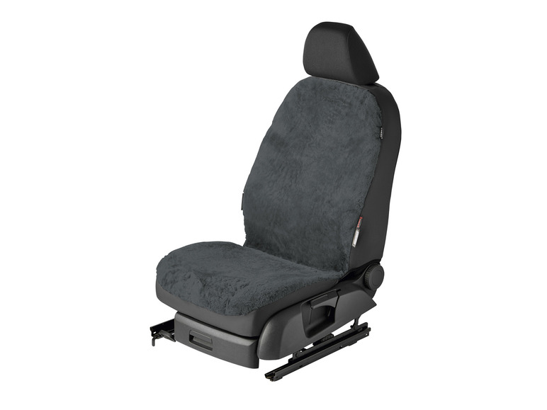 Šedý potah na autosedačku pro přední sedadlo.