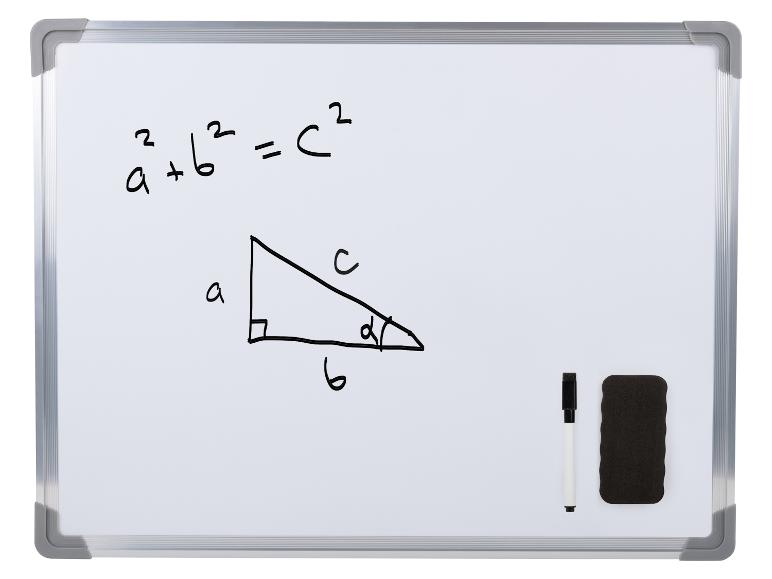 Bílá tabule s Pythagorovou větou a trojúhelníkem, s fixem a houbou.