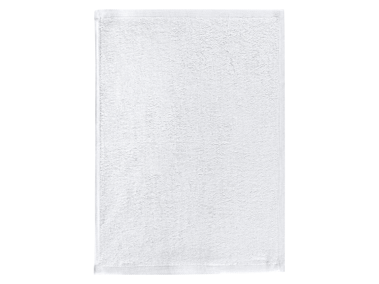 Bílá froté koupelnová podložka.