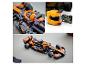 Závodní auto McLaren Formule 1 z kostek, s helmou a dálkovým ovládáním.