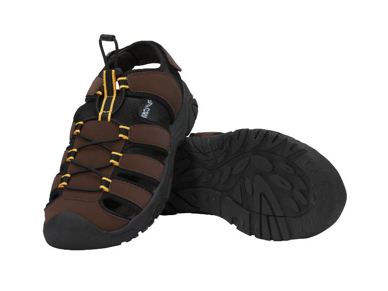 Pár hnědých a černých pánských outdoorových sandálů se žlutými akcenty a texturovanou podrážkou.