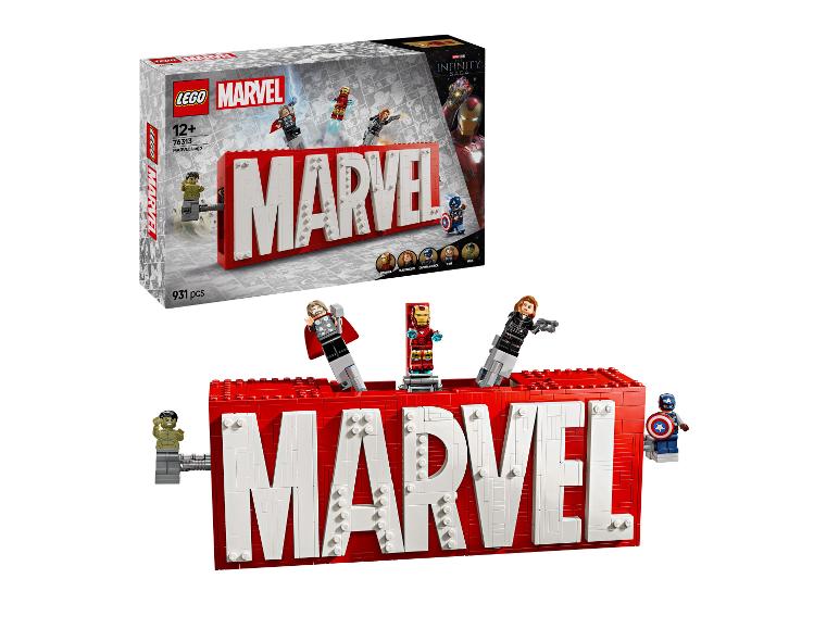 LEGO Marvel logo set s minifigurkami Iron Mana, Black Widow, Kapitána Ameriky, Thora a Hulka.
