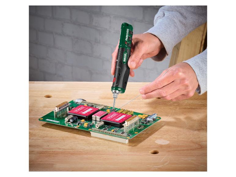 Ruční elektrická páječka pájí desku plošných spojů s elektronickými součástkami.