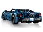 Modrý sportovní vůz Ford GT z kostek, pohled zezadu