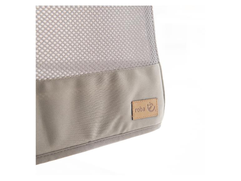 Šedá látka se síťovinou a hnědým štítkem s logem „roba“