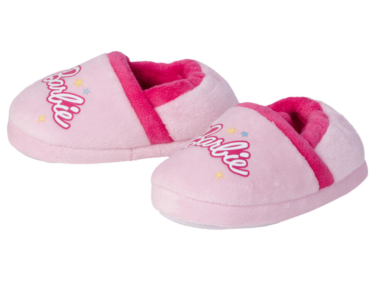 Dva růžové pantofle s logem Barbie.