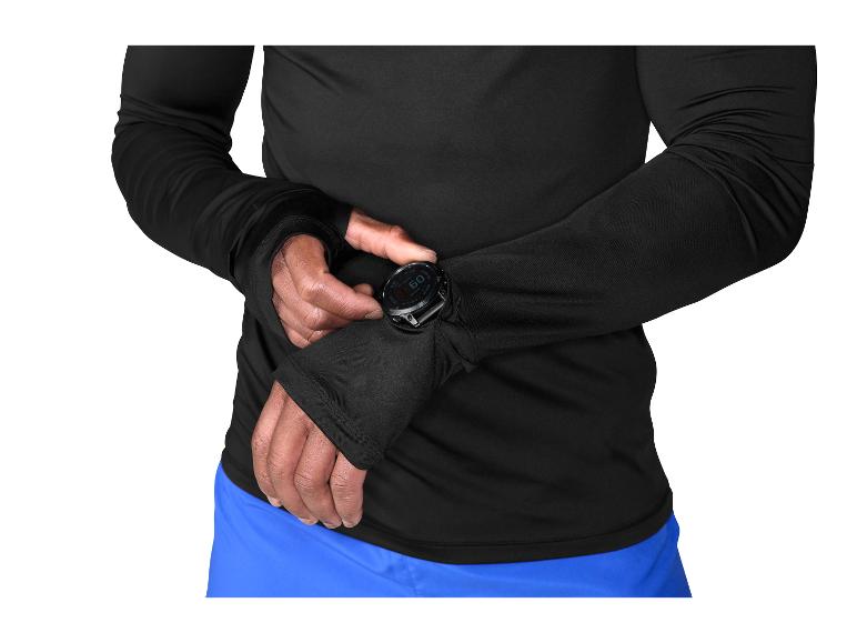 Muž v černém sportovním tričku s hodinkami na zápěstí.