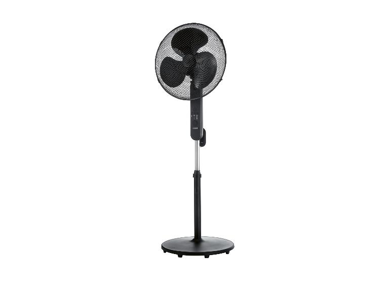 Černý stojanový ventilátor se třemi lopatkami a kulatou základnou