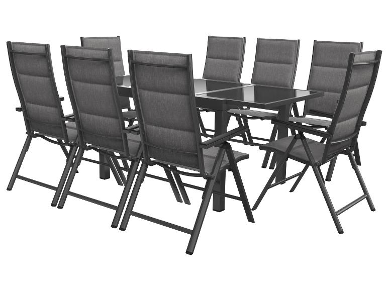 Venkovní jídelní set s obdélníkovým stolem a osmi skládacími židlemi v tmavě šedé barvě.