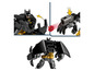 LEGO postava Batmana s Batmobilem a dalším příslušenstvím.
