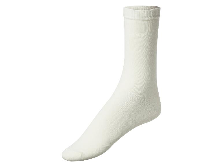 Klasické bílé ponožky.