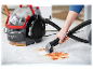 Čištění skvrn pomocí čističe koberců Bissell SpotClean Pro.
