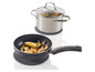 Hrnec a pánev s pokličkou na tepelně odolných silikonových podložkách.