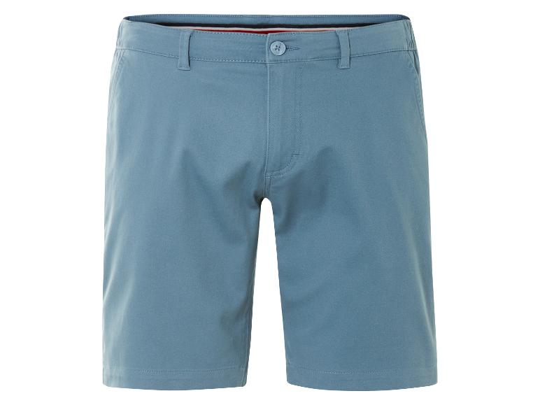 Světle modré plátěné šortky.