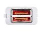 Bílý toustovač se dvěma toasty uvnitř, s rozsvícenými topnými prvky