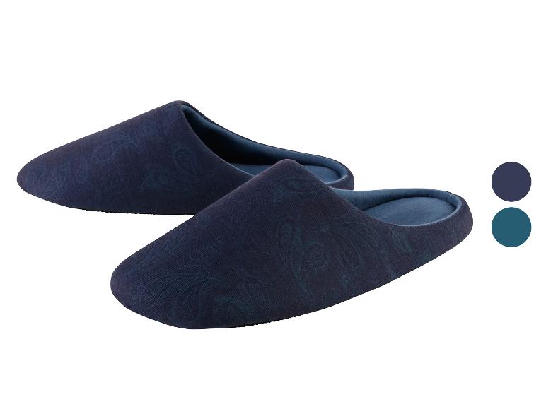 Dva páry modrých pantoflí s paisley vzorem.