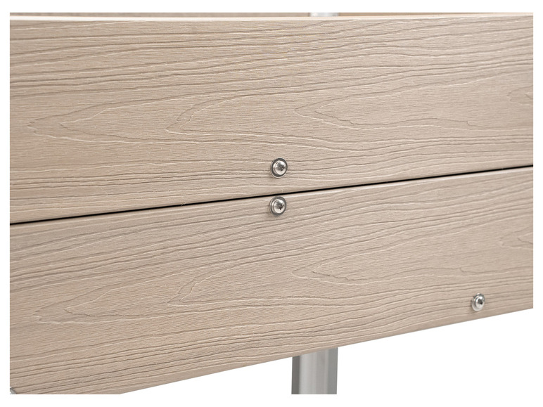 Detail dřevěné desky se šrouby.