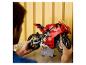 Muž drží červený motocykl Ducati Panigale V4 z kostek, s informačním panelem.
