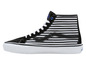 Černobílé Vans Sk8-Hi tenisky s pruhy a modrými detaily.