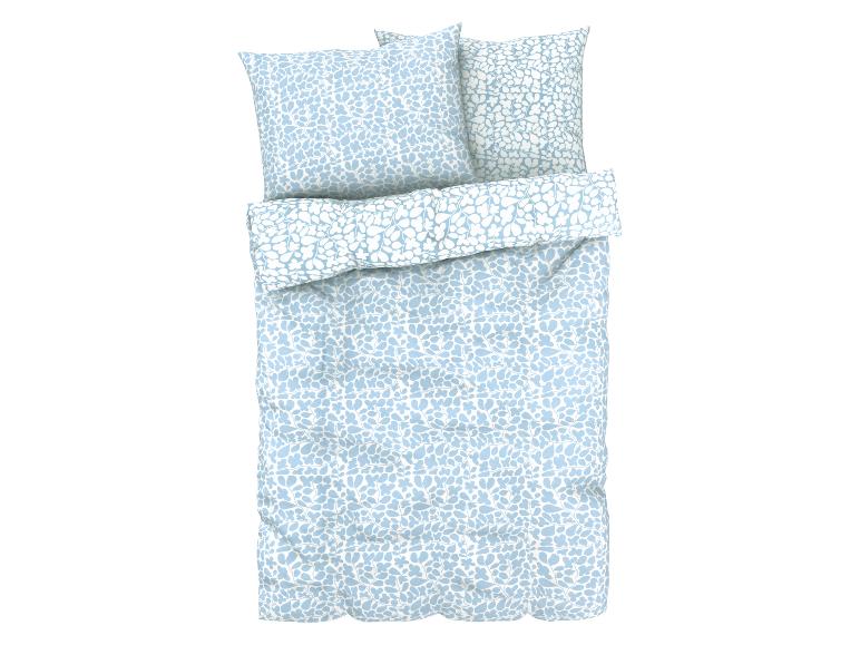 Ložní prádlo a polštáře, světle modrý květinový vzor.