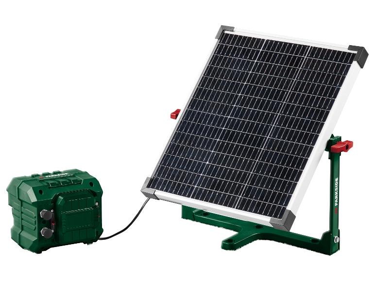 Solární panel se zelenou přenosnou baterií na bílém pozadí.