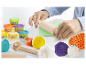 Dítě si hraje s modelovací hmotou Play-Doh a nástroji.