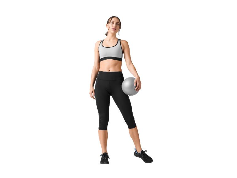 Atraktivní žena ve sportovním oblečení s pilates míčem.