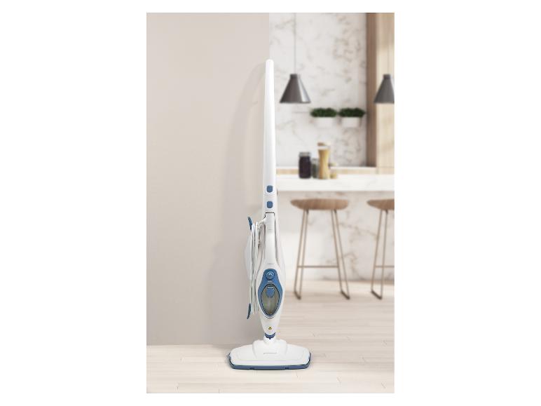 Bílý a modrý parní mop SilverCrest v moderní kuchyni