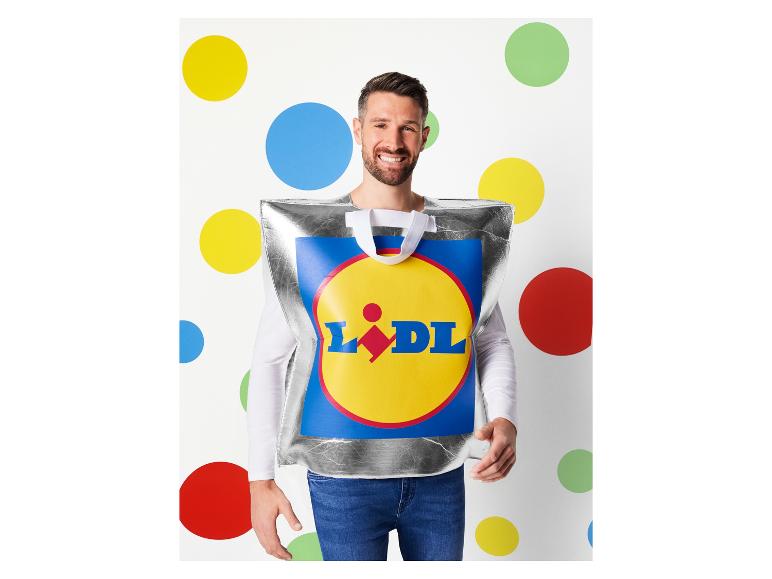 Muž v kostýmu s taškou Lidl na pozadí s barevnými tečkami.