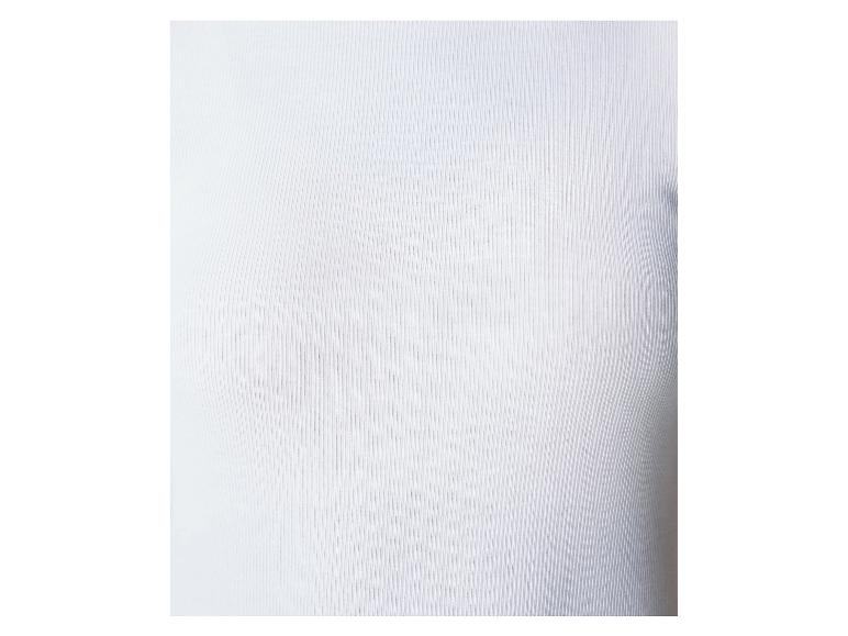 Bílá žebrovaná látka.