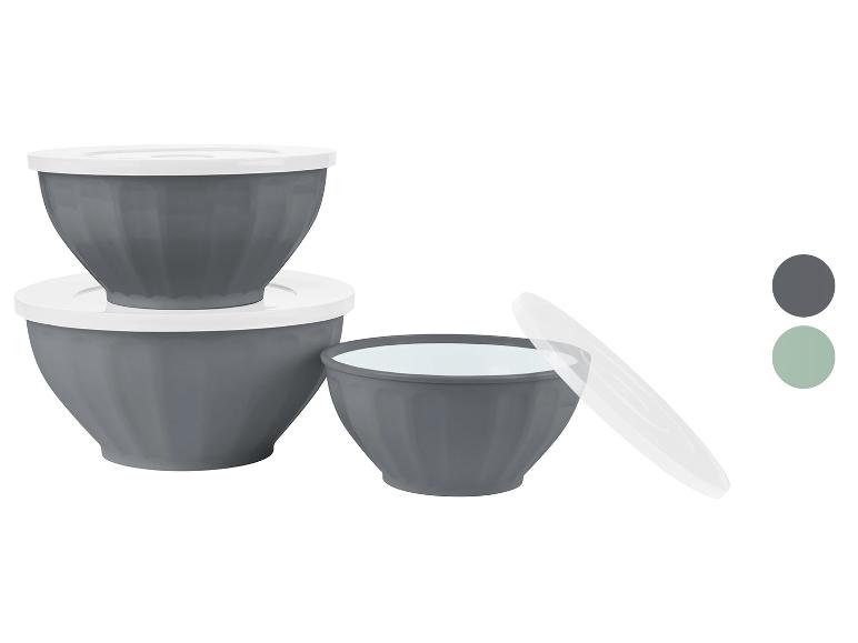 Tři šedé misky s víčky.