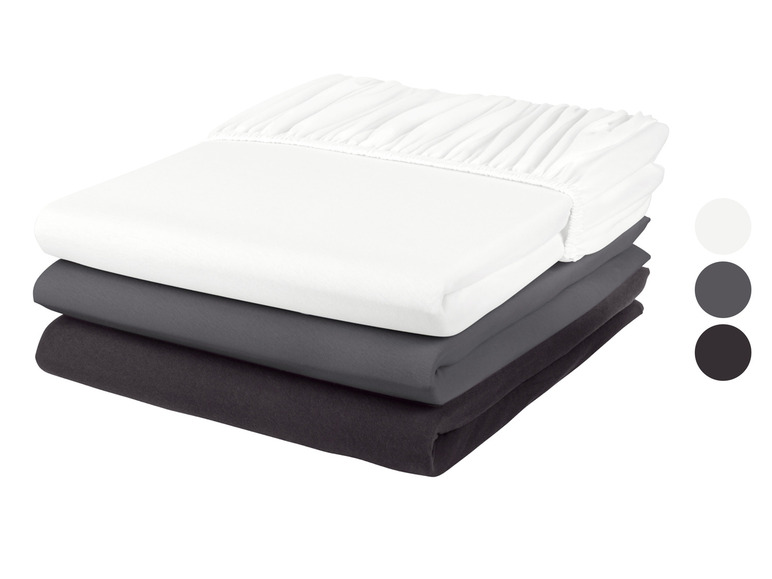 Bílé, šedé a černé prostěradla s gumou.