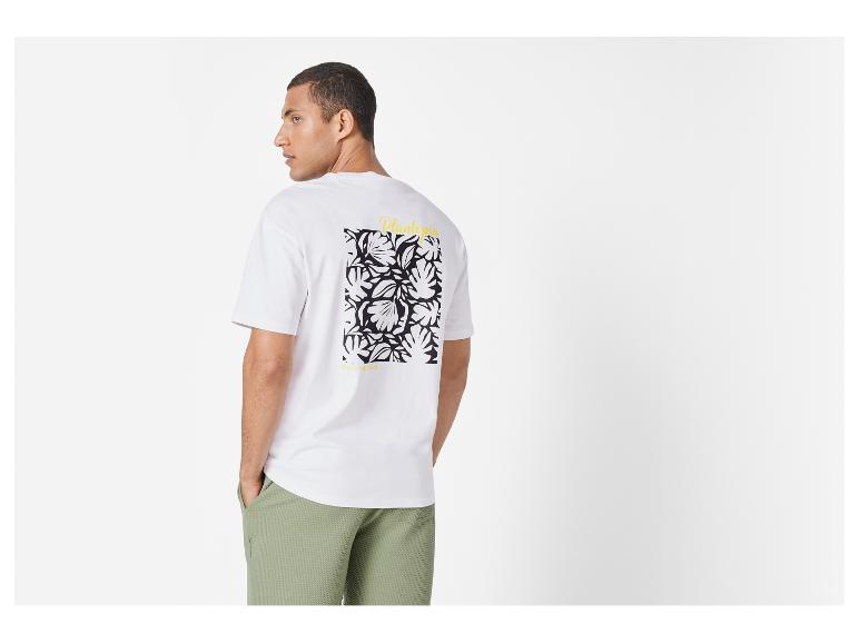 Bílé triko Plantopía s květinovým vzorem a světle zelené šortky.