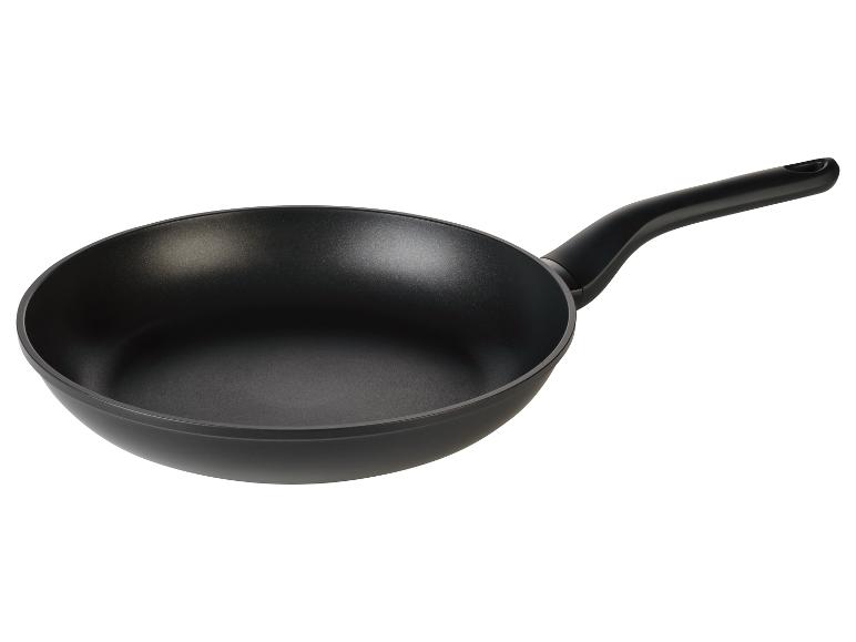 Černá pánev s černou rukojetí.