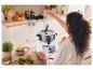 Žena používá inteligentní kuchyňský robot Monsieur Cuisine Connect na zpracování zeleniny.