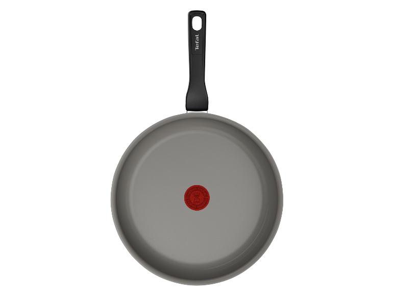 Šedá pánev Tefal s černou rukojetí a červeným indikátorem tepla