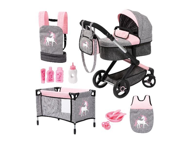 Růžový a šedý kočárek, kolébka, nosítko a spací pytel s motivem jednorožce.