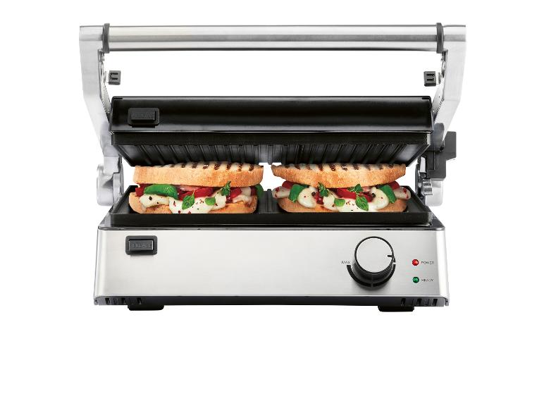 Toastovač na sendviče s grilovanými sýrovými sendvičmi.