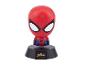 Figurka Spidermana s velkou hlavou a černým podstavcem s logem Spidermana.