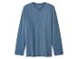 Modré tričko Henley s dlouhým rukávem a třemi knoflíky na bílém pozadí.