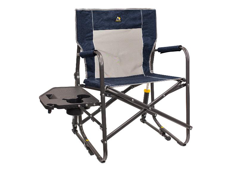 Skládací židle GCI Outdoor s přídavným stolkem.