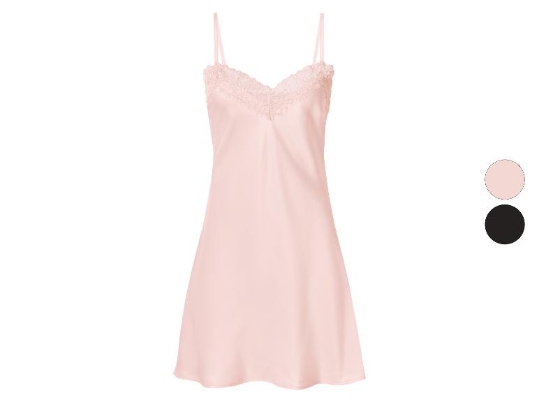 Růžová saténová noční košilka s krajkou, s barevnými variantami růžové a černé.