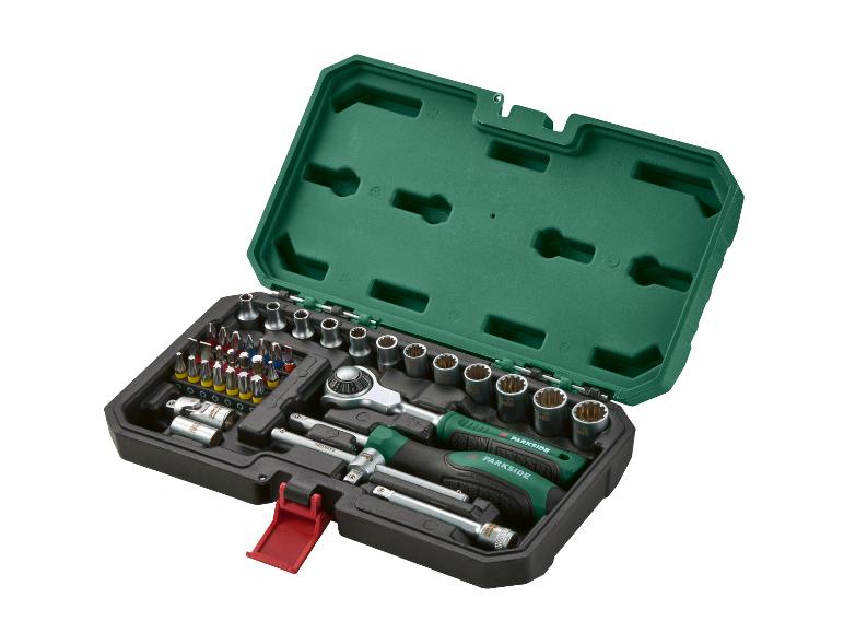 Zeleno-černá sada nářadí s různými hlavicemi, bity a ráčnami, se značkou PARKSIDE.